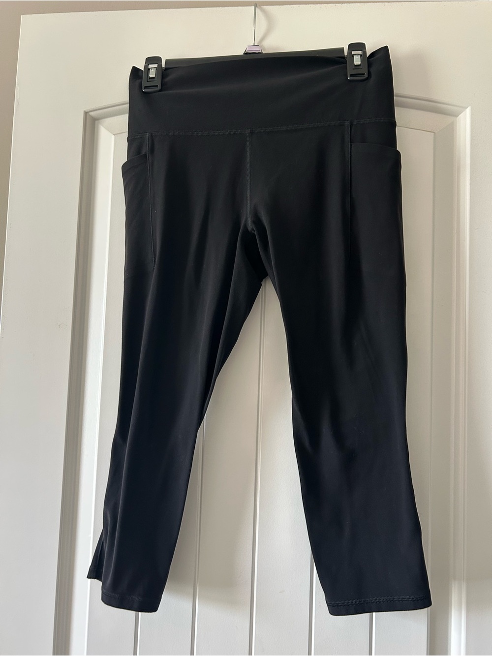 Athleta - Salutation Black Capri Leggings w pockets - Size M